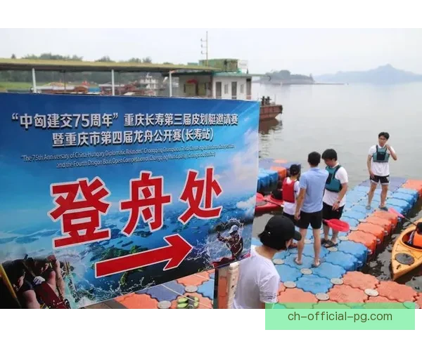 划破波浪：皮划艇邀请赛盛大开幕