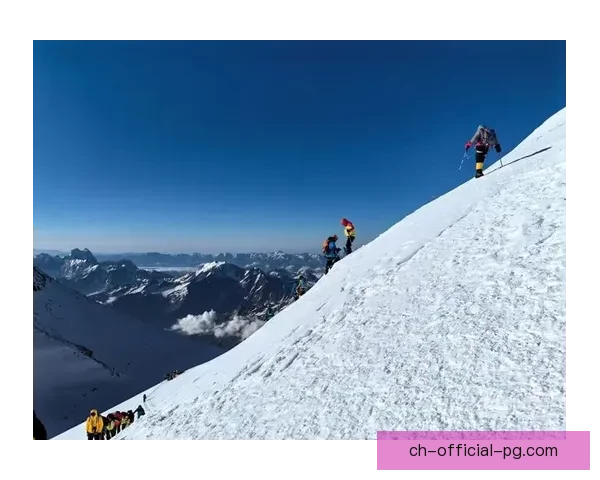 攀登壁立千仞，征服高峰，挑战极限，勇攀登山世界之巅