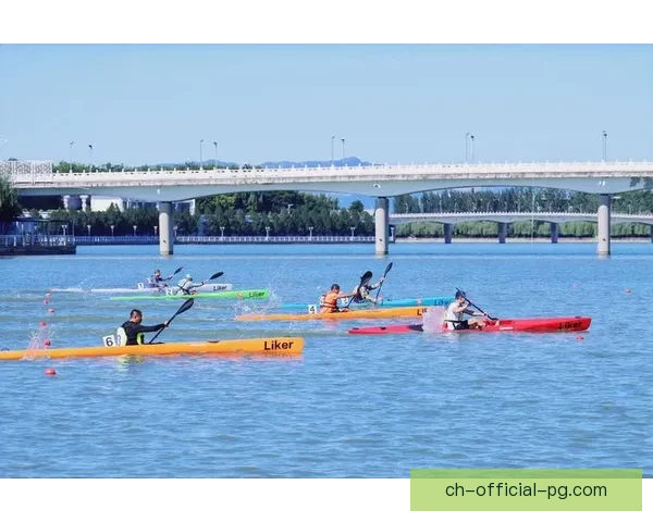 皮划艇联赛上演激情碰撞，谁能笑到最后？